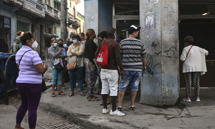 Cubanos hacen cola para comprar comida fuera de una tienda en La Habana, Cuba, el 6 de enero de 2022. (YAMIL LAGE/AFP vía Getty Images)
