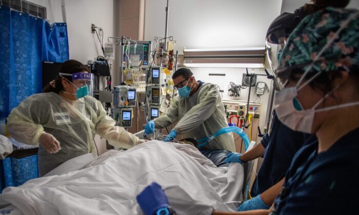 Trabajadores sanitarios atienden a un paciente con COVID-19 en la Unidad de Cuidados Intensivos Cardiovasculares del Centro Médico Providence Cedars-Sinai Tarzana en Tarzana, California, el 2 de septiembre de 2021. (Apu Gomes/AFP vía Getty Images)