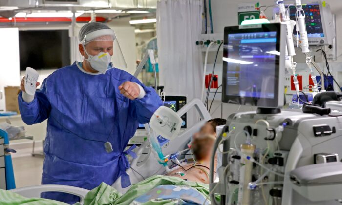 Un miembro del personal atiende a un paciente con COVID-19 en Petah Tikva, Israel, el 1 de febrero de 2022. (Jack Guez/AFP vía Getty Images)