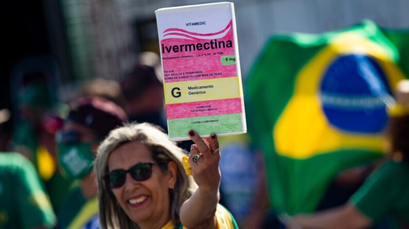 Una mujer sostiene una caja de ivermectina en Brasilia, Brasil, en una imagen de archivo. (Andressa Anholete/Getty Images)
