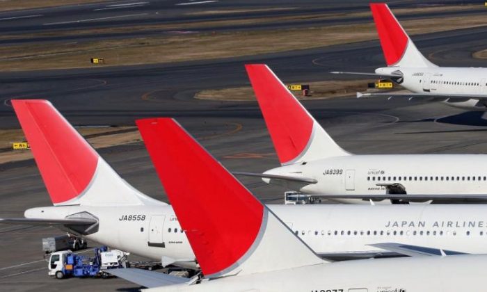 Aviones de Japan Airlines (JAL) descansan en la pista del Aeropuerto Internacional de Tokio, el 6 de enero de 2010. (Koichi Kamoshida/Getty Images)
