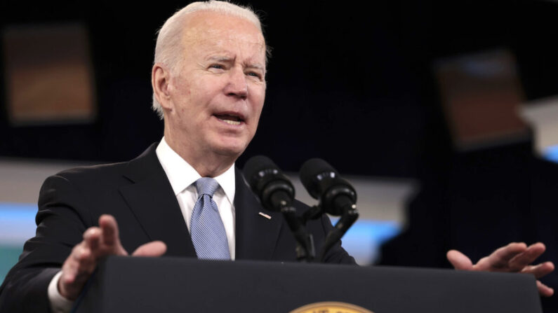 El presidente Joe Biden en el edificio de oficinas ejecutivas de Eisenhower en Washington, el 8 de febrero de 2022. (Anna Moneymaker/Getty Images)