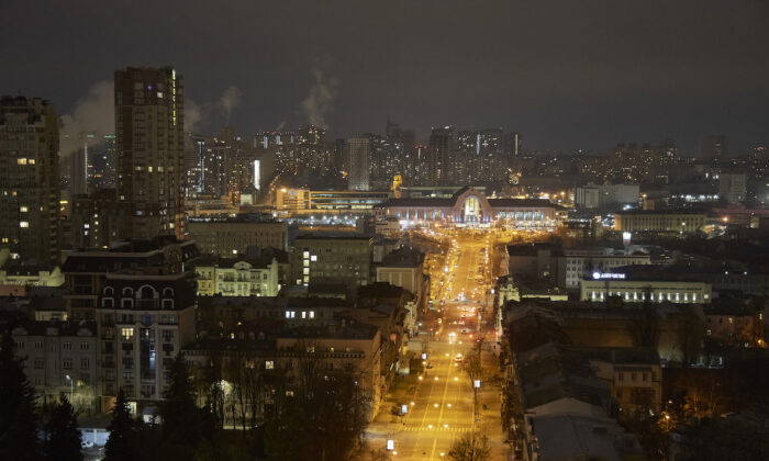Vista nocturna de Kiev mientras el alcalde de la ciudad declaraba el toque de queda desde las 10 de la noche hasta las 7 de la mañana el 24 de febrero de 2022. (Pierre Crom/Getty Images)
