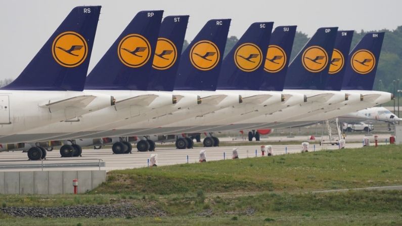 Aviones de pasajeros de la aerolínea alemana Lufthansa aparcados y sin uso en el aeropuerto internacional Willy Brandt de Berlín-Brandemburgo durante la crisis del coronavirus el 28 de abril de 2020 en Schoenefeld, Alemania.  (Sean Gallup/Getty Images)