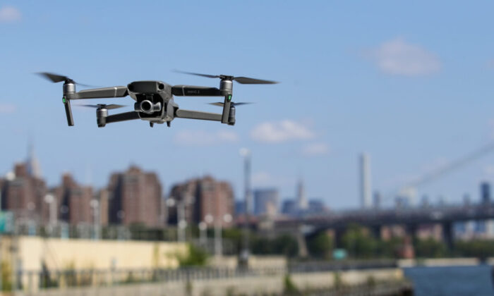 Un nuevo dron DJI Mavic Zoom vuela durante un evento de lanzamiento del producto en Brooklyn Navy Yard en la ciudad de Nueva York, el 23 de agosto de 2018. (Drew Angerer/Getty Images)