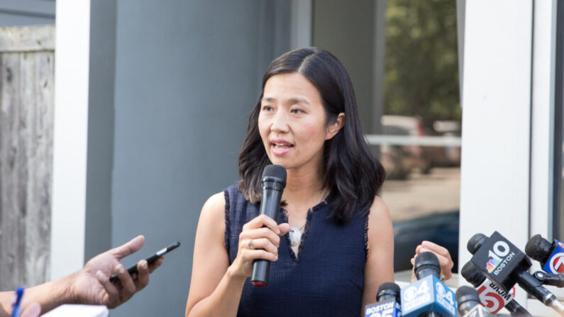 Michelle Wu responde a preguntas durante una rueda de prensa en Boston, Massachusetts, el 13 de septiembre de 2021. (Scott Eisen/Getty Images)