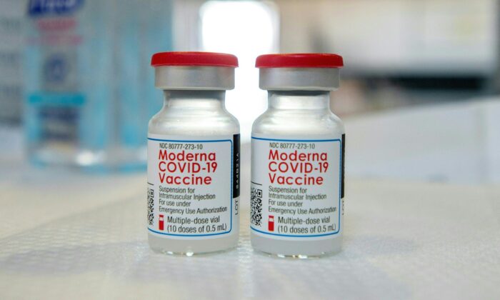 Viales de la vacuna COVID-19 de Moderna en Bridgeport, Connecticut, en una imagen de archivo. (Joseph Prezioso/AFP vía Getty Images)