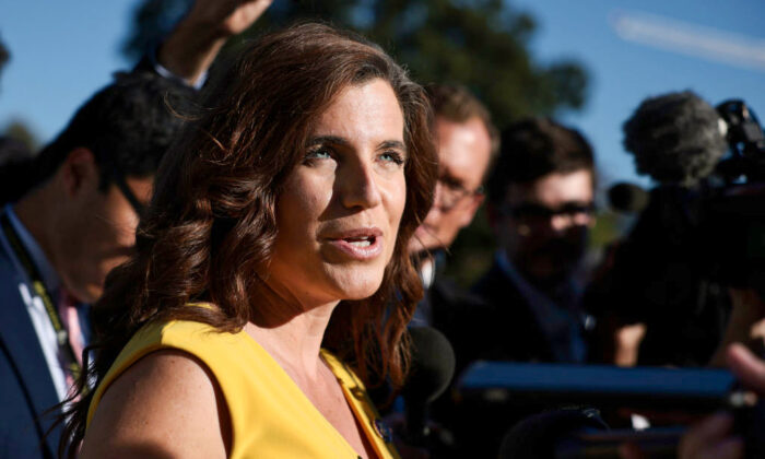 La representante Nancy Mace (R-S.C.) habla con los periodistas en Washington, D.C., el 21 de octubre de 2021. (Anna Moneymaker/Getty Images)