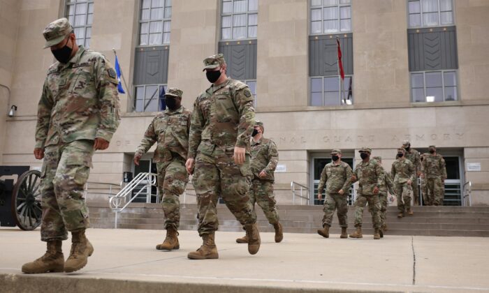 Las tropas de la Guardia Nacional abandonan Washington, el 24 de mayo de 2021, después de estar estacionadas allí durante cuatro meses luego de la irrupción del 6 de enero al Capitolio. (Kevin Dietsch/Getty Images)
