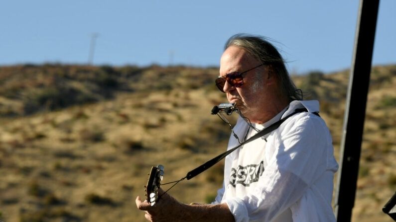 Neil Young actúa en Harvest Moon: A Gathering a beneficio de The Painted Turtle y The Bridge School en el Painted Turtle Camp en Lake Hughes, California, el 14 de septiembre de 2019. (Kevin Winter/Getty Images)