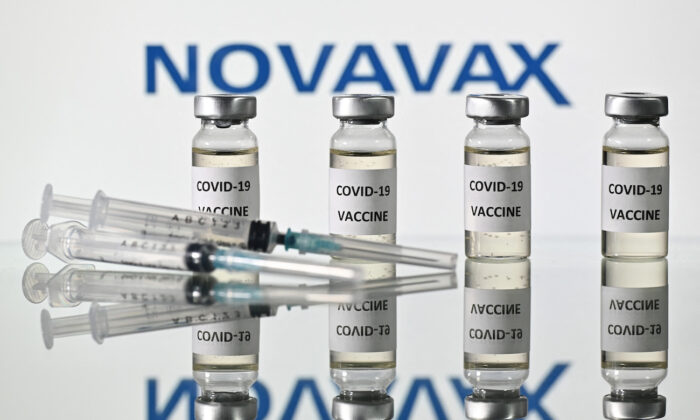 Una imagen ilustrativa muestra viales con adhesivos de la vacuna contra Covid de Novavax, el 17 de noviembre de 2020. (Justin Tallis/AFP a través de Getty Images)