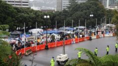 La policía comienza a remolcar vehículos del «Convoy de la Libertad» en Parlamento de Nueva Zelanda