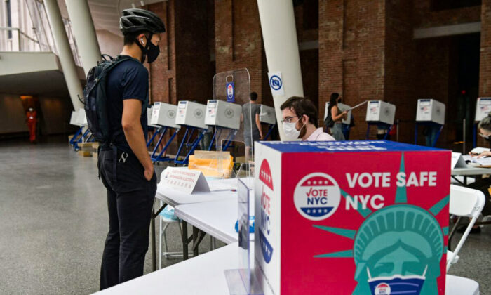 Los residentes votan durante las elecciones primarias a la alcaldía en el colegio electoral del Museo de Brooklyn en la ciudad de Nueva York el 22 de junio de 2021. (Angela Weiss/AFP vía Getty Images)