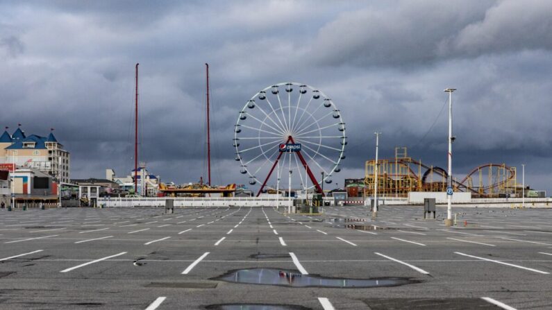 El estacionamiento y las atracciones de Jolly Roger at the Pier permanecen vacíos y en silencio en Ocean City, Maryland, el 26 de abril de 2020. (Samuel Corum/Getty Images)