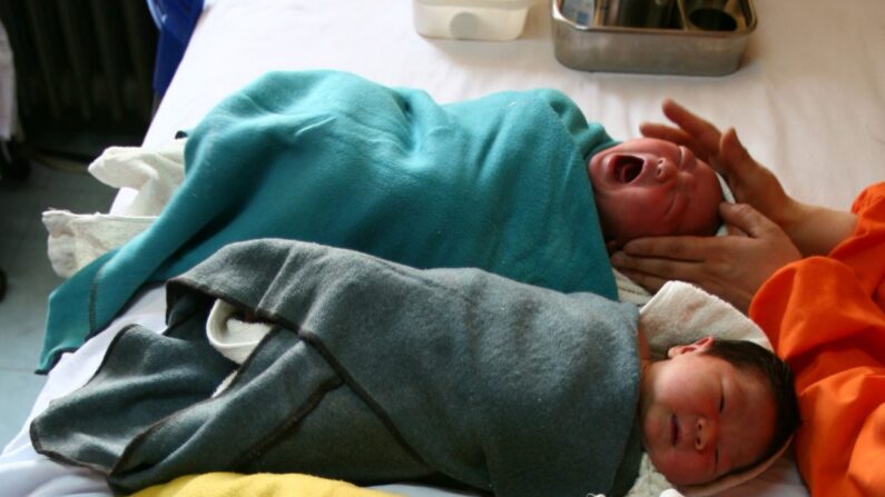 Una enfermera consuela a un bebé en el Hospital Infantil de Xining, provincia de Qinghai. Los hospitales de la provincia de Henan han anunciado la venta de bebés no deseados, según un reporte de la Radio Nacional de China. (Getty Images) 