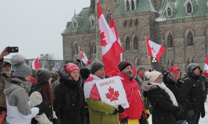 Manifestantes canadienses contra medidas de salud y partidarios del "Freedom Convoy" se reúnen en Parliament Hill, Ottawa, el 12 de febrero de 2022. (Richard Moore/The Epoch Times)