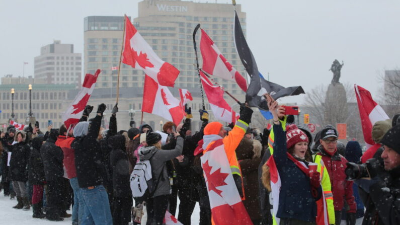 Miles de manifestantes se reunieron en Parliament Hill, en Ottawa, y cantaron "O Canada", el 12 de febrero de 2022. (Richard Moore/The Epoch Times)