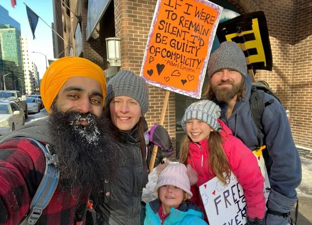Palminder Singh (izq.) viajó a Ottawa desde Brampton, Ontario, para protestar por los mandatos y restricciones por la COVID-19. (Foto de folleto)