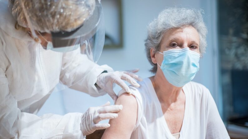 Se puede aplicar un paquete de gel frío en el hombro antes de que el médico haga la dosis de inyección de vacunación covid 19 (Foto: Kampus Production/Pexels)