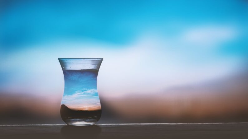 Una sola gota de plata coloidal concentrada diluida en un vaso de agua. (pexels-photo-1804035)