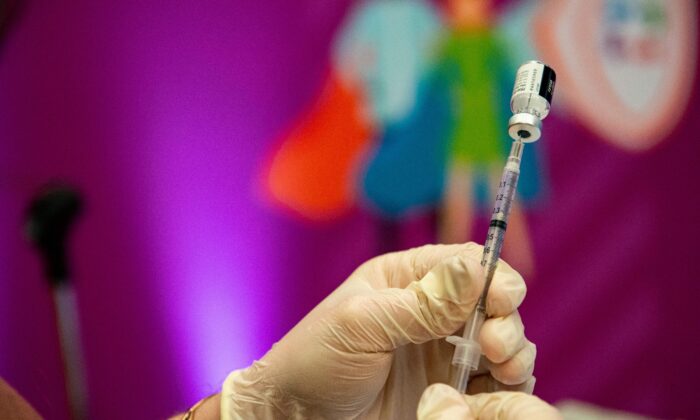 Un trabajador médico prepara una vacuna contra el COVID-19 en Hartford, Connecticut, el 6 de enero de 2022. (Joseph Prezioso/AFP vía Getty Images)
