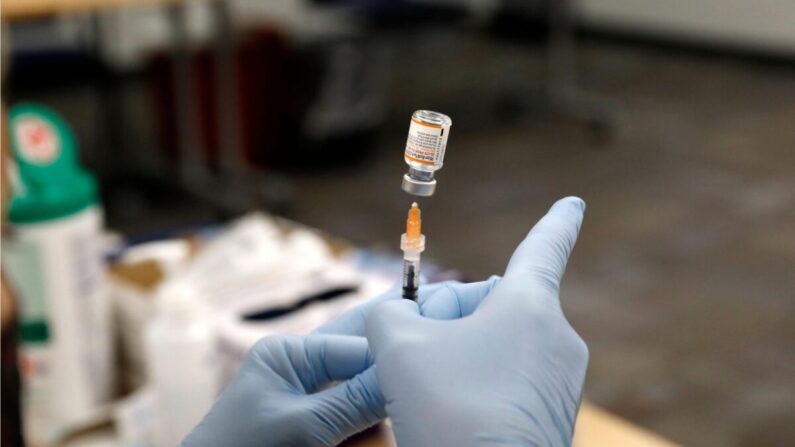 Una enfermera prepara la vacuna Pfizer contra la COVID-19 en Southfield, Michigan, el 5 de noviembre de 2021. (Jeff Kowalsky/AFP vía Getty Images)