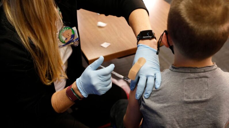 Un niño de 8 años recibe una dosis de la vacuna COVID-19 de Pfizer en Southfield, Michigan, el 5 de noviembre de 2021. (Jeff Kowalsky/AFP vía Getty Images)