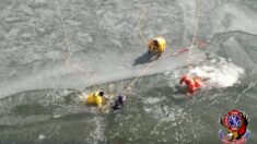 Bomberos realizaban entrenamiento de rescate en hielo, cuando 2 jóvenes cayeron: «Tuvieron suerte»