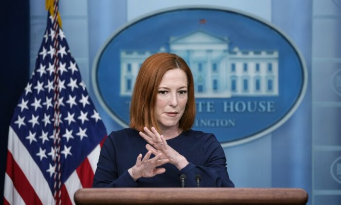 La secretaria de prensa de la Casa Blanca, Jen Psaki, habla con los periodistas en Washington el 22 de febrero de 2022. (Drew Angerer/Getty Images)
