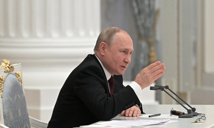 El presidente de la Federación Rusa, Vladimir Putin, preside una reunión con miembros del Consejo de Seguridad, en Moscú, Rusia, el 21 de febrero de 2022. (Alexey Nikolsky/Sputnik/AFP vía Getty Images)
