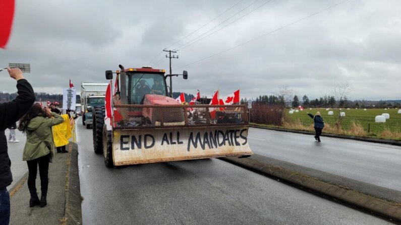 Los manifestantes protestan contra los mandatos de COVID-19 cerca del cruce fronterizo de Pacific Highway en Surrey, Columbia Británica, Canadá, el 19 de febrero de 2022. (Jeff Sandes/The Epoch Times)