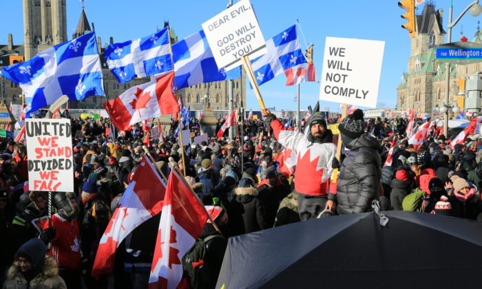 Miles de manifestantes se reunieron en un masivo "Convoy de la Libertad" para protestar contra los mandatos y restricciones relacionados con la COVID-19 del gobierno federal en Ottawa el 29 de enero de 2022. (Jonathan Ren/The Epoch Times)