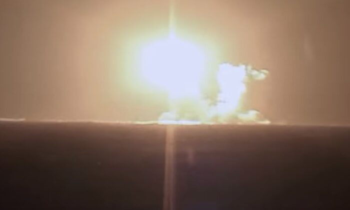 Imagen de archivo de la prueba de un misil balístico intercontinental por parte de Rusia desde un nuevo submarino de propulsión nuclear, dijo el ministerio de defensa ruso. (Ministerio de Defensa de Rusia)
