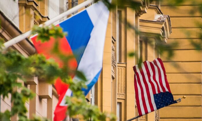 Una bandera rusa ondea junto al edificio de la embajada de Estados Unidos en Moscú el 31 de julio de 2017. (Mladen Antonov/AFP vía Getty Images)