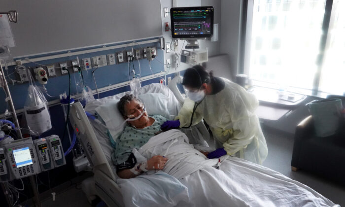 Un paciente con COVID-19 recibe tratamiento en el Centro Médico de la Universidad Rush en Chicago, Illinois, el 31 de enero de 2022. (Scott Olson/Getty Images)