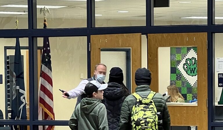 El director William Shipp abre la puerta para dirigir a los estudiantes sin mascarillas a la oficina principal de la escuela preparatoria Woodgrove en Purcellville, Virginia, el 2 de febrero de 2022. (Cortesía de Erin Thomas)
