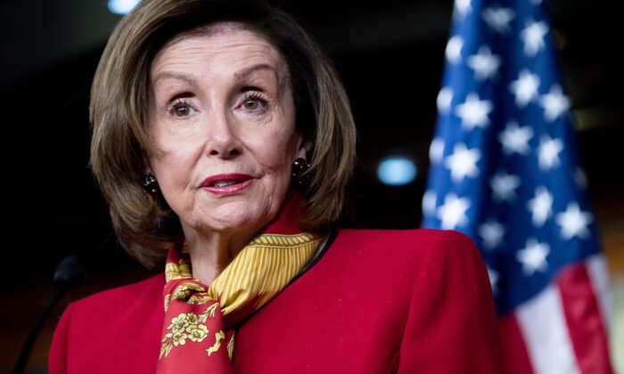 La presidenta de la Cámara de Representantes, Nancy Pelosi (D-Calif.), habla con los periodistas en Washington, el 9 de febrero de 2022. (Saul Loeb/AFP vía Getty Images)
