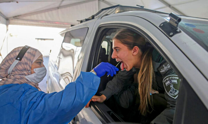Un médico recoge una muestra de hisopo de un guardia fronterizo israelí en un centro de pruebas de COVID-19 en una foto de archivo. (Ahmad Gharabli/AFP vía Getty Images)
