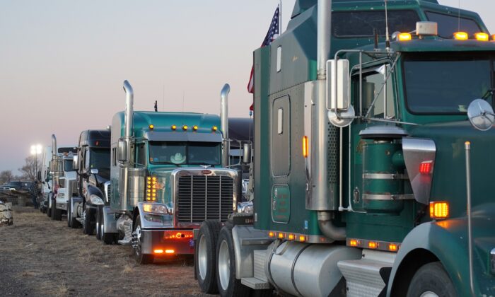 Camiones que participan en el Convoy del Pueblo, en Elk City, Oklahoma, el 27 de febrero de 2022. (Enrico Trigoso/The Epoch Times)

