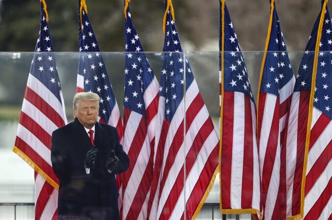 El presidente Donald Trump saluda a la multitud en el mitin "Stop The Steal" en Washington el 6 de enero de 2021. (Tasos Katopodis/Getty Images)