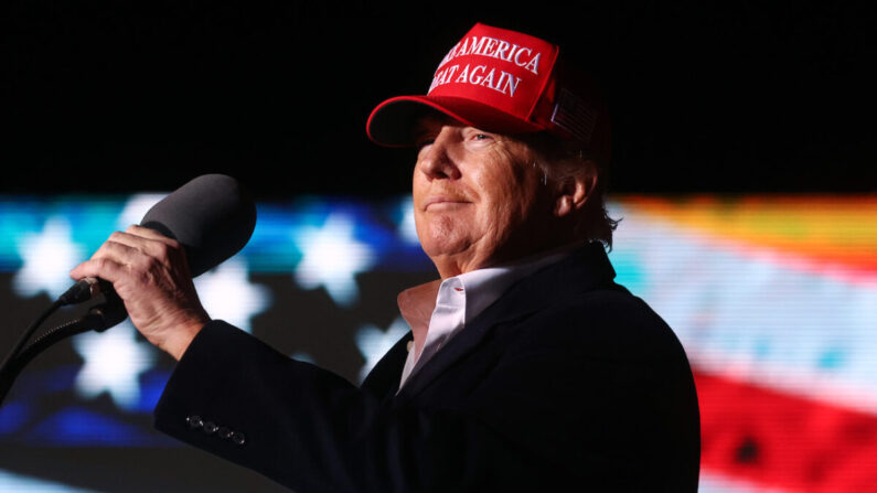 El expresidente Donald Trump se prepara para hablar en un mitin en el recinto del festival Canyon Moon Ranch en Florence, Arizona, el 15 de enero de 2022. (Mario Tama/Getty Images)