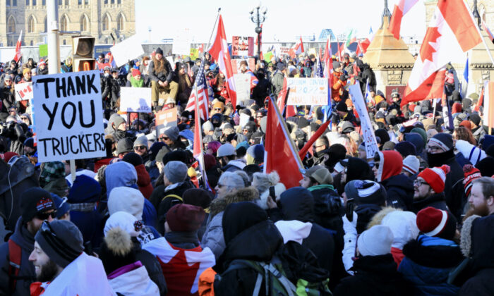 Una multitud de personas se reúne ante el Parlamento durante la protesta de los camioneros contra los mandatos y restricciones por COVID-19, en Ottawa el 29 de enero de 2022. (Jonathan Ren/The Epoch Times)