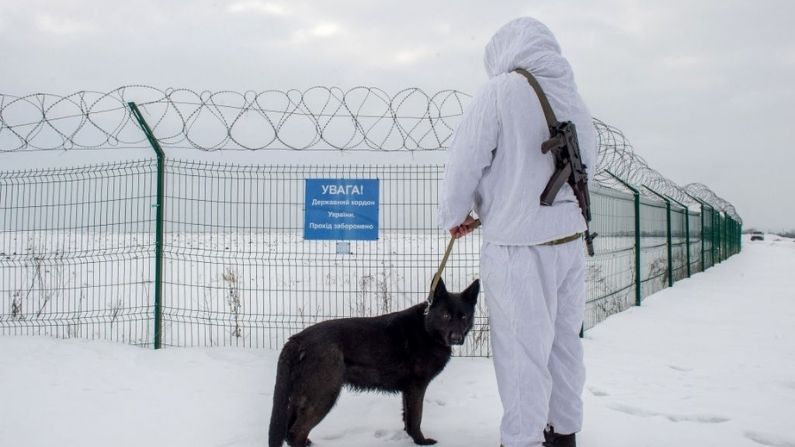 Un guardia fronterizo ucraniano patrulla a lo largo de la frontera con Rusia, a unos 40 km de la segunda ciudad ucraniana más grande, Kharkiv, el 16 de febrero de 2022. (SERGEY BOBOK/AFP vía Getty Images)