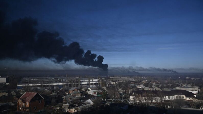 Un humo negro se eleva desde un aeropuerto militar en Chuguyev, cerca de Kharkiv, Ucrania, el 24 de febrero de 2022. (Aris Messinis/AFP vía Getty Images)