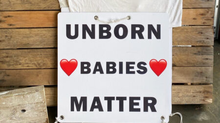 Mujer embarazada decide no abortar después de ver cartel provida de un hombre de 71 años