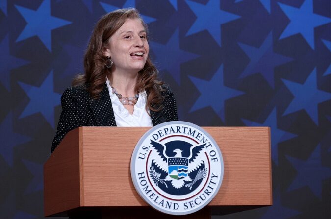 La directora del Servicio de Ciudadanía e Inmigración de Estados Unidos, Ur Jaddou, pronuncia un discurso durante un evento en Camp Springs, Maryland, el 9 de noviembre de 2021. (Chip Somodevilla/Getty Images)