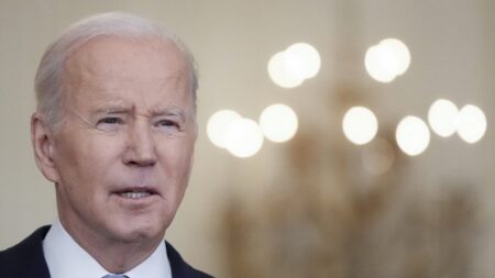 Gobierno de Biden congela los activos del banco central ruso que pertenecen a estadounidenses