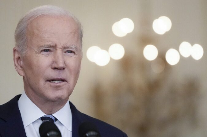 El presidente de Estados Unidos, Joe Biden, pronuncia un discurso sobre la invasión rusa de Ucrania en Washington el 24 de febrero de 2022. (Drew Angerer/Getty Images)