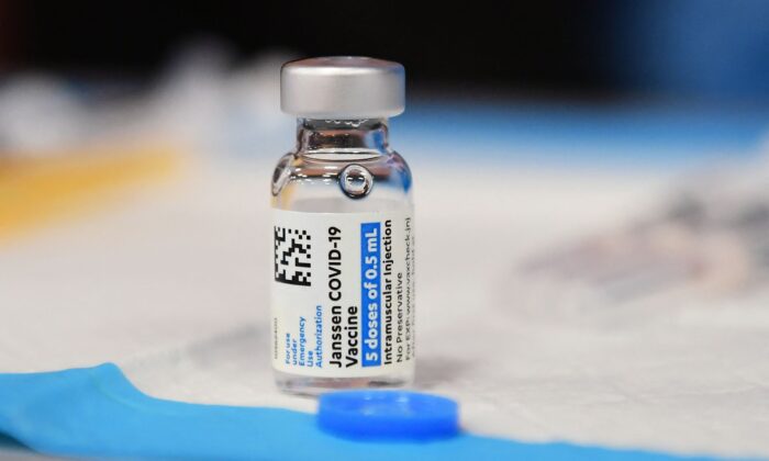 Un vial de la vacuna anti-COVID de Johnson & Johnson en una clínica de vacunación de Los Ángeles, California, el 15 de diciembre de 2021. (Frederic J. Brown/AFP vía Getty Images)
