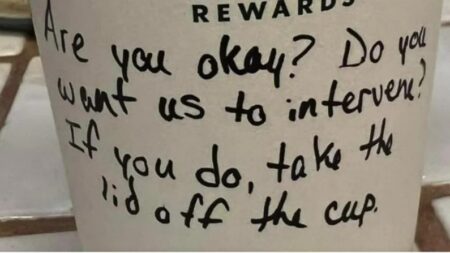 Madre agradece a empleados de cafetería creativo gesto y preocuparse por la seguridad de su hija